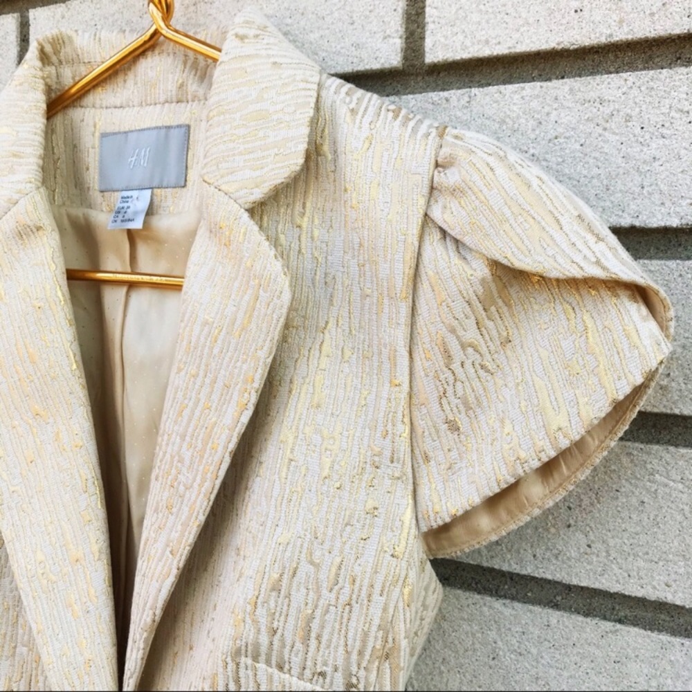H&M cream short-sleeved fitted blazer size 6